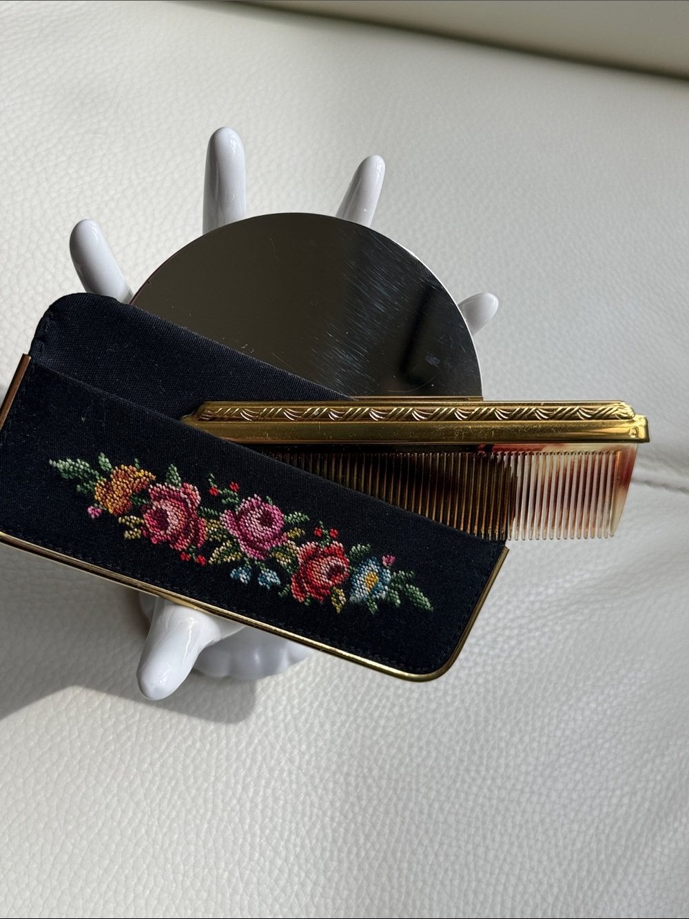 Vintage Black Floral Embroidered Compact Mirror and Comb Set - Picture 4 of 9